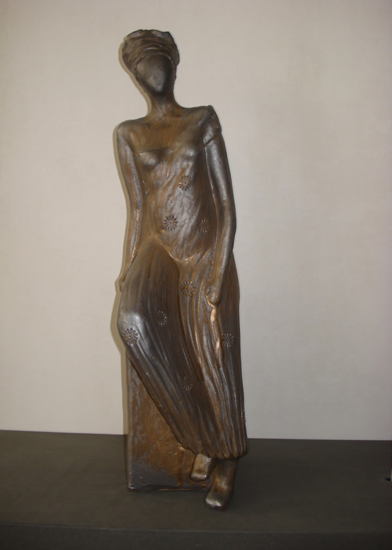 Tuinbeeld Vrouw op blok